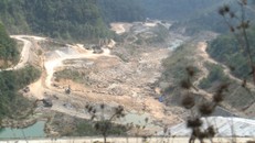 Thủy điện chặn dòng khiến dòng sông sông Đăk Snghé cạn khô nước.