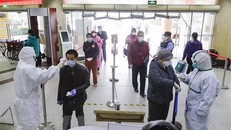 Kiểm tra thân nhiệt cho bệnh nhân tại một bệnh viện ở Vũ Hán, tỉnh Hồ Bắc, Trung Quốc. (Ảnh: THX/TTXVN)