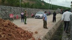 Vì sao Quảng Ninh đổ đất chặn đường?