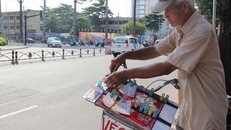 Người bán vé số dạo ở TP.HCM sẽ nhận tiền hỗ trợ trước 10/4