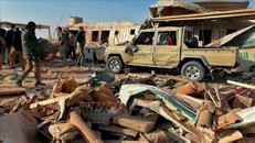 Các tay súng thuộc nhóm vũ trang Kataib Hezbollah điều tra tại hiện trường vụ oanh kích của quân đội Mỹ tại Qaim, Iraq, ngày 30/12/2019. Ảnh minh họa: AP/TTXVN