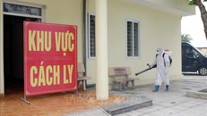 Lực lượng chức năng phun khử trùng nơi cách ly tại Bệnh viện Lao và Bệnh Phổi tỉnh Thái Nguyên. Ảnh: Quân Trang/TTXVN
