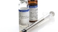 Vắc-xin BCG được sử dụng để chống lại bệnh lao (TB) nhưng từ lâu nó đã được biết là có lợi ích sức khỏe khác, bao gồm giúp hệ thống miễn dịch lại nhiễm trùng đường hô hấp.