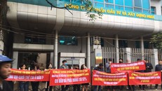 Khách hàng Tòa chung cư Sky Central căng băng rôn tại trụ sở Công ty HUD1 (168 Giải Phóng, Hà Nội) yêu cầu đối thoại nhưng không được tiếp. 