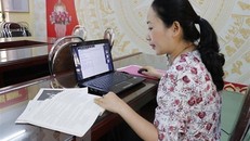 Giáo viên dạy học online cho học sinh thông qua các phần mềm. (Ảnh: Tuấn Anh/TTXVN)
