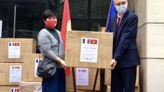 Đại diện “Hội Phụ huynh sinh viên Việt Nam du học Pháp” - Nhóm Les amoureux de la France ( Những người yêu nước Pháp) trao quà của nhóm