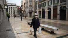 Người dân đeo khẩu trang nhằm ngăn chặn sự lây lan của dịch COVID-19 tại Malaga, Tây Ban Nha ngày 15/3/2020. Ảnh: AFP/TTXVN