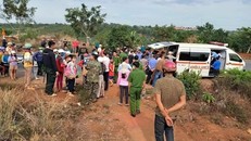 Cuộc giải cứu hai cháu bé bị cha mẹ nhốt trong nhà nhiều ngàyđã được lực lượng công an và người dân địa phương thực hiện thành công. (Ảnh: Báo Người Lao Động)