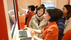 Từ hôm nay, 6 dịch vụ sẽ được triển khai trên Cổng dịch vụ công quốc gia để hỗ trợ các đối tượng bị ảnh hưởng bởi dịch Covid-19 làm thủ tục nhanh hơn. Ảnh: Tùng Đoàn.