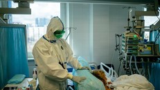 Nhân viên y tế điều trị cho bệnh nhân nhiễm COVID-19 tại bệnh viện K+31 ở Moskva, Nga ngày 20/4/2020. (Ảnh: AFP/TTXVN)