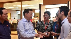 Bộ trưởng Trần Hồng Hà trao đổi với báo chí bên hành lang Quốc hội sáng 25/5