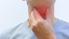 Triệu chứng của bệnh bạch hầu là đau họng, sốt, sưng cổ, có mảng màu xám dày ở họng và amiđan. (Ảnh minh hoạ)