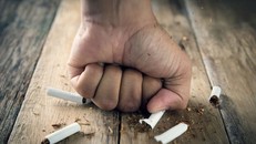 Một số người thường gặp phải nhiều thay đổi khó chịu về thể chất, tinh thần sau khi bỏ thuốc lá. (Ảnh minh hoạ)