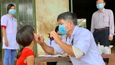 Tiến hành khám sàng lọc cho người dân để phát hiện bệnh bạch hầu tại (huyện Đắk Đoa, tỉnh Gia Lai)