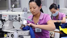 6 tháng cuối năm được dự báo sẽ là thời gian khó khăn của ngành dệt may khi đơn hàng xuất khẩu thiếu hụt. Ảnh: Hoàng Hà.