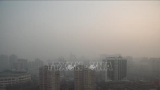 Khói mù ô nhiễm bao phủ bầu trời Bắc Kinh, Trung Quốc ngày 18/1/2020. Ảnh: AFP/TTXVN