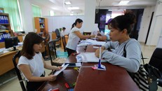 Người lao động làm thủ tục tại BHXH TP HCM .