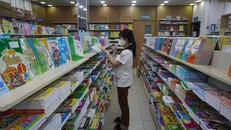 Các nhà quản lý giáo dục cho rằng cần quán triệt nghiêm từ đầu, xử lý mạnh tay để tránh tình trạng nhập nhèm sách giáo khoa. 