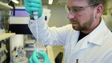 Nghiên cứu vaccine phòng dịch COVID-19 tại phòng thí nghiệm ở Tuebingen, Đức. Ảnh: Reuters/TTXVN