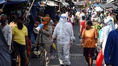 Nhân viên y tế kêu gọi người dân xét nghiệm COVID-19 tại một khu chợ ở Jakarta, Indonesia ngày 2/6/2020. Ảnh minh họa: THX/TTXVN