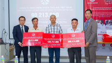 Văn phòng Tổng đại lý AIA Bình Định II chi trả quyền lợi bảo hiểm cho khách hàng.
