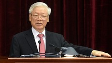 Lãnh đạo Ban Quản lý Lăng trao quyết định và chúc mừng Đại tá Phạm Hải Trung.