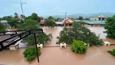 Mưa lớn kéo dài khiến nhiều nhà dân ở Quảng Trị chìm trong nước.