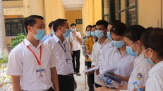 TS. Nguyễn Đức Cường kiểm tra điểm thi, động viên học sinh trong kỳ thi tốt nghiệp THPT năm 2020.