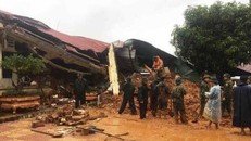 Lực lượng chức năng hiện vẫn đang khẩn trương tiến hành tìm kiếm những người còn mất tích.