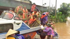 Phó Thủ tướng Trịnh Đình Dũng trao quà cho người dân vùng lũ.