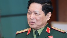 Bộ trưởng Quốc phòng Ngô Xuân Lịch bên hành lang Quốc hội chiều 21/10