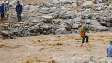 Lực lượng chức năng sử dụng ròng rọc để đưa 200 công nhân bị cô lập tại thuỷ điện Đăk Mi 2 ra ngoài.