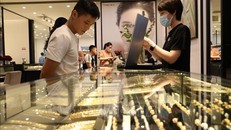 Giao dịch vàng tại Công ty Vàng bạc Đá quý Phú Quý. Ảnh: Ảnh: Danh Lam/TTXVN