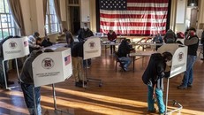 Cử tri bỏ phiếu trong Ngày tổng tuyển cử tại điểm bầu ở Hillsboro, bang Virginia ngày 3/11. (Ảnh: AFP/TTXVN)