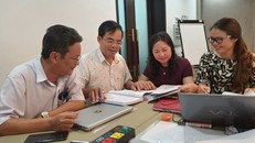 Cô Hoàng Thị Thu - Hiệu trưởng Trường tiểu học Ia Nhin (Chư Păh, Gia Lai) - ngoài cùng bên phải - trong buổi tập huấn, bồi dưỡng mô - đun 2