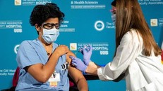 Người tiêm văc - xin COVID-19 sẽ được bảo vệ tốt hơn nếu khỏe mạnh.