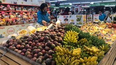 Lượng hàng hóa luôn dồi dào, đáp ứng tốt nhu cầu sắm Tết của người dân.