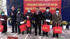 Ủy viên Bộ Chính trị, Trưởng ban Tổ chức Trung ương Phạm Minh Chính tặng quà cho người dân tại xã Lóng Sập, huyện Mộc Châu.