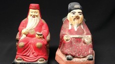 Tượng Thần Tài (trái) chất liệu composite hiện đại, và gốm men màu Lái Thiêu.