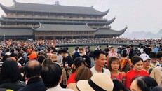 Trước cảnh tượng ùn tắc, chen chúc của người dân ở quần thể khu du lịch Tam Chúc trong hai ngày cuối tuần 13-14/3 vừa qua; Bộ Văn hóa, Thể thao và Du lịch đã có công văn chấn chỉnh các khu du lịch, yêu cầu tăng cường các biện pháp phòng, chống dịch COVID-19. 