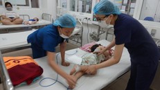 Tại tỉnh Quảng Nam, đã có nhiều ca mắc tay chân miệng ở thể nặng, có nhiều biến chứng, thậm chí phải thở máy, lọc máu. 