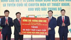 Chủ tịch Quốc hội Vương Đình Huệ tặng 2 máy thở cao cấp cho Bệnh viện Hữu nghị Đa khoa Nghệ An. 