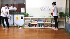 Giáo viên Trường Mẫu giáo số 3 (quận Ba Đình) vệ sinh lớp học, khử khuẩn dụng cụ, đồ chơi phòng bệnh tay chân miệng.
