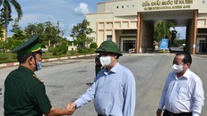 Bộ trưởng Bộ Y tế Nguyễn Thanh Long cùng đoàn công tác thăm và kiểm tra tại Cửa khẩu Quốc tế Hà Tiên- Kiên Giang
