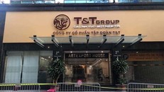 Trụ sở Công ty T&T được dựng hàng rào phong tỏa.