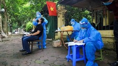 Phường Quán Thánh, quận Ba Đình tổ chức xét nghiệm cho người dân ngay trên con đường Phan Đình Phùng. 