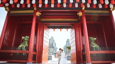 Cánh cổng trời Torii với sắc đỏ đặc trưng dẫn lối vào vườn Nhật.