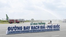 Lễ phun vòi rồng chào đón chuyến bay hạ cánh xuống sân bay Rạch Giá do Bamboo Airways khai thác.