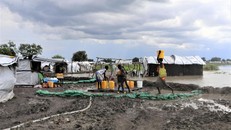 Năm 2021, các trận lũ lụt nghiêm trọng ở Nam Sudan đã ảnh hưởng đến ít nhất 623.000 người dân, buộc nhiều người phải rời bỏ nhà cửa và tình hình càng trở nên trầm trọng hơn do bạo lực đang diễn ra ở nước này. 