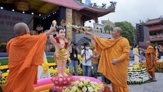 Các Chư Tăng thực hiện nghi thức tắm Phật trong Đại lễ Phật đản 2022 tại Chùa Ba Vàng (tỉnh Quảng Ninh).